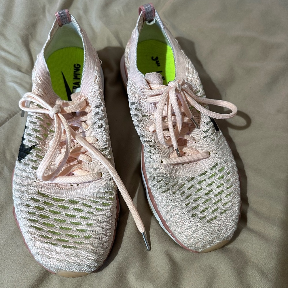 Nike flyknit sneakers 7.5 peach - Picture 2 of 3